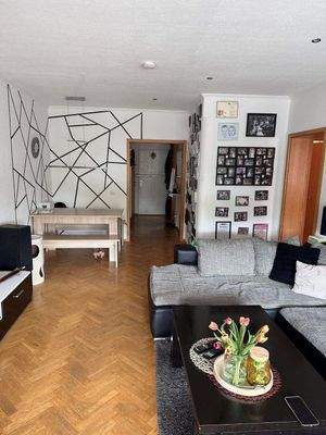 Wohnzimmer Blick zur Eingangstür.jpg