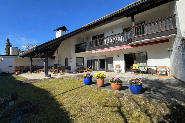 Alpines Haus mit bunten Blumen.png