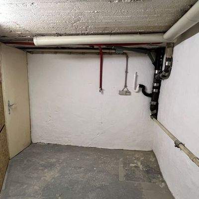 Abstellraum mit Waschmaschienenanschluss