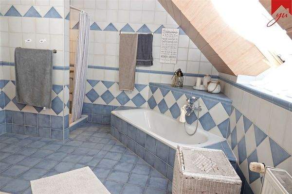 Badezimmer mit Dusche und Wanne