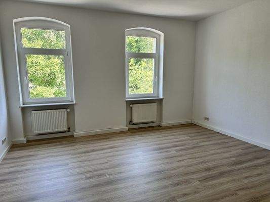 helles Wohnzimmer, zwei Fenster
