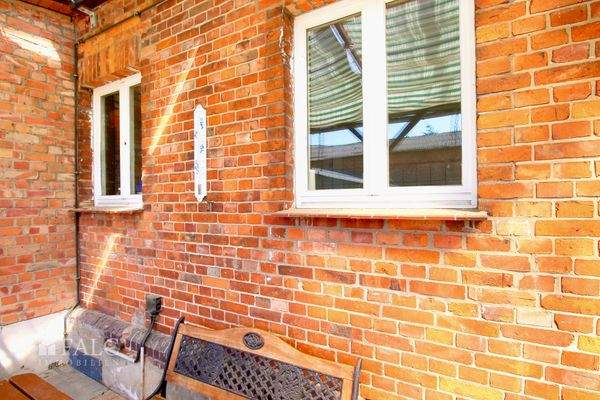 Überdachter Bereich mit gemütlicher Ziegelwand