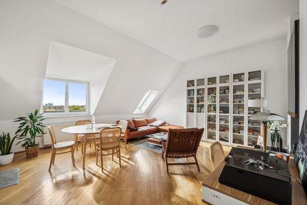 Das offene und harmonische Wohnzimmer mit angenehmer Atmosphäre