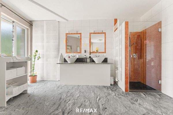 Badezimmer mit Dusche