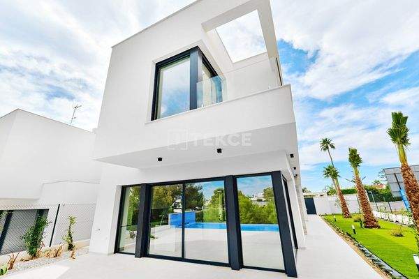 Modern Detached Villas with Pool and Parking in Monte Zenia