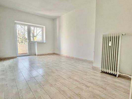 Wohnzimmer mit Balkonzugang