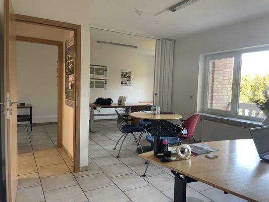 Wohnzimmer mit Balkon