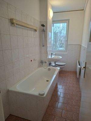 Helles Badezimmer mit Fenster