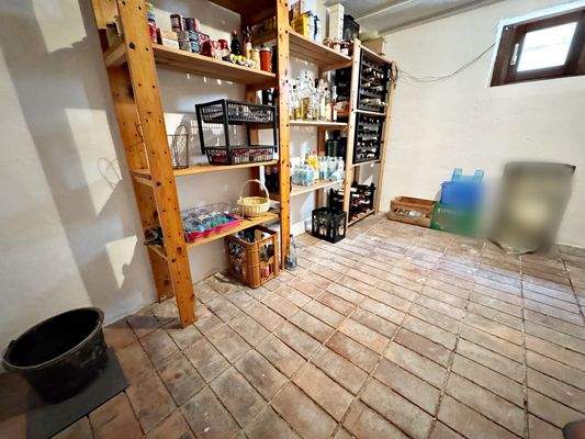 Kellerabteil mit Naturboden