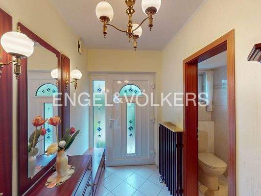 Heller Eingangsbereich mit Gästetoilette