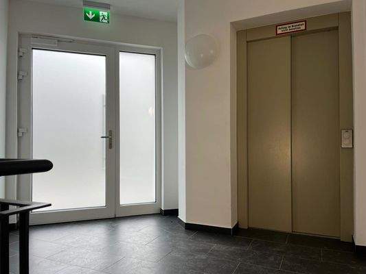 Eingang Haus mit Fahrstuhl