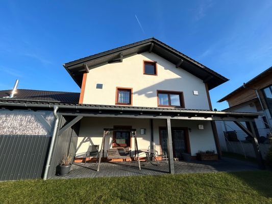 Rückansicht mit Terrasse