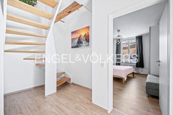 Maßgeschneiderte Schreinertreppe zur oberen Ebene