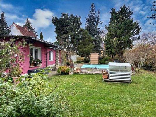 Blick zum Pool und Nebengebäude