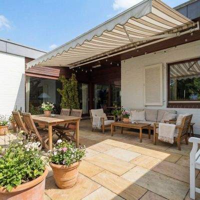 Süd-West Terrasse im Sommer (KI-optimiert)