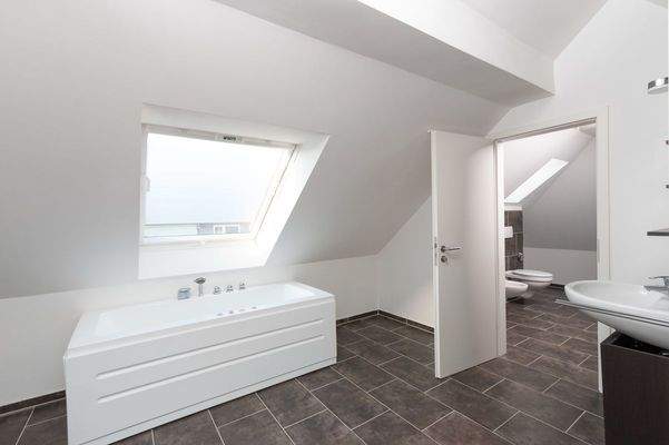 DG / Neuwertiges Badezimmer