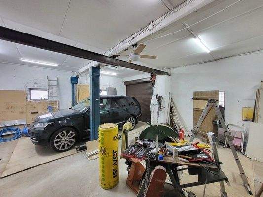 Werkstatt mit Hebebühne