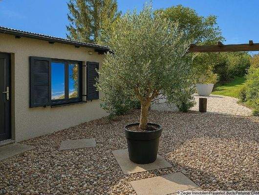 24 Innenhof im Sommer