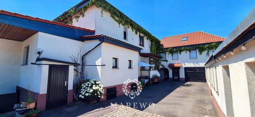 Innenhof mit Garagen