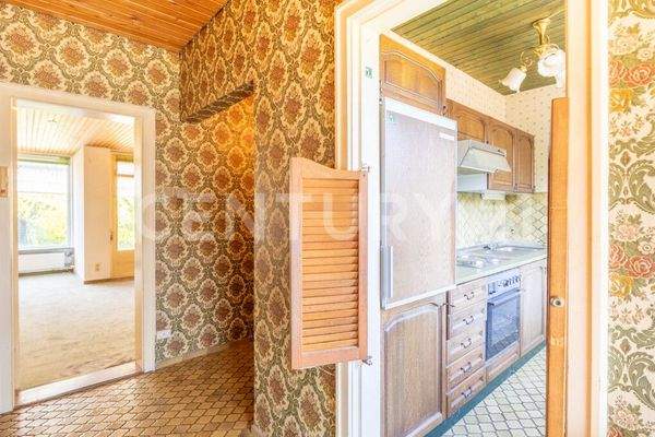 Blick in den Wohnbereich und die Küche