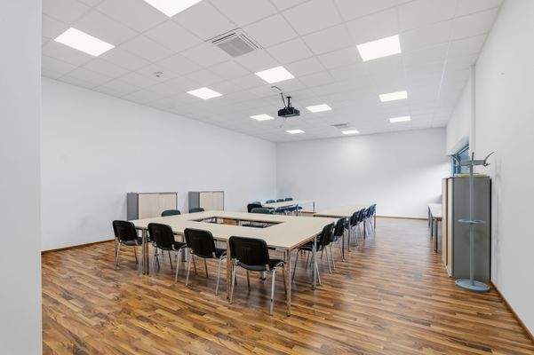 großzügig gestalteter Konferenzraum