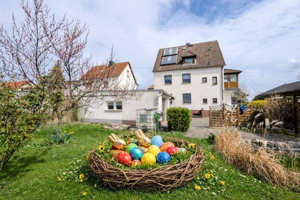 Osternest im frühlingshaften Garten