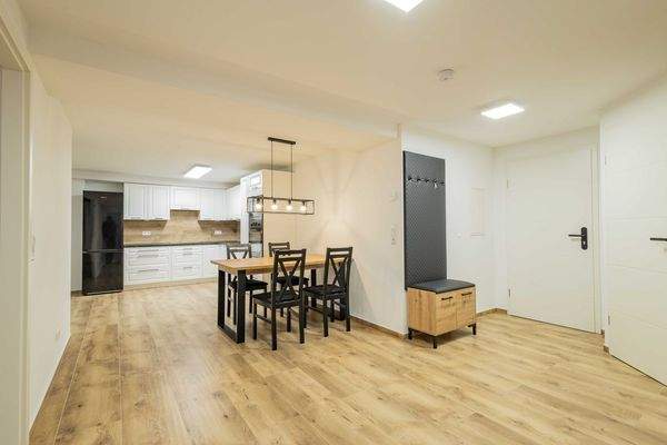 UG: Aufenthalts- und Küchenbereich...