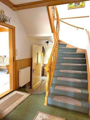 EG: Flur und Treppenhaus ins DG