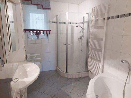 Bad mit Dusche und ...