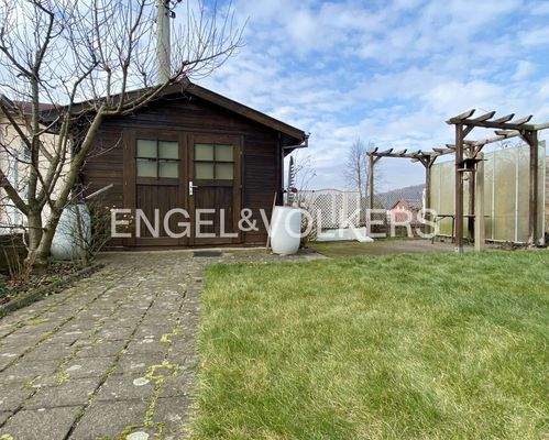 Blick in den Garten mit Gartenhaus