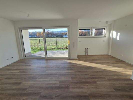 Wohnzimmer mit Zugang Terrasse.jpg