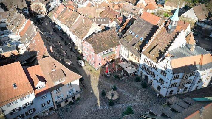 Das Hotel befindet sich direkt am belebten Marktplatz