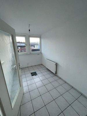 Leeres Zimmer mit Fliesenboden