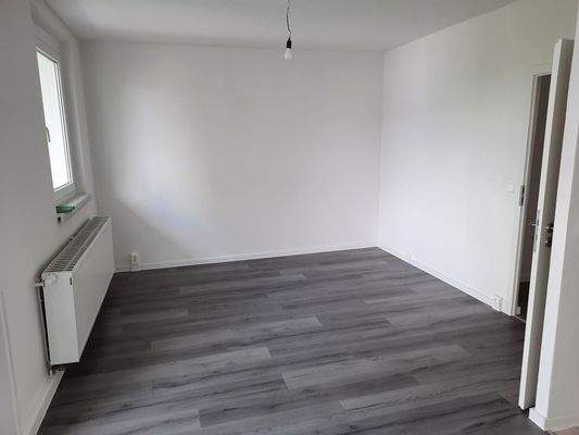 Leeres Zimmer mit Fenster