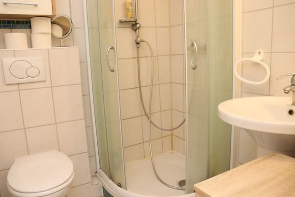 Badezimmer mit Dusche im Obergeschoss