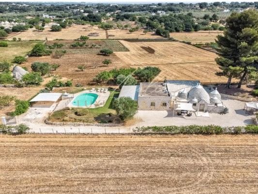 Villa mit Trulli und Pool im Valle d´Itria