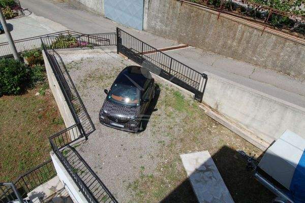 Vier Autos finden hier einen Stellplatz