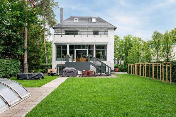 Blick aus dem Gartenbereich mit Pool