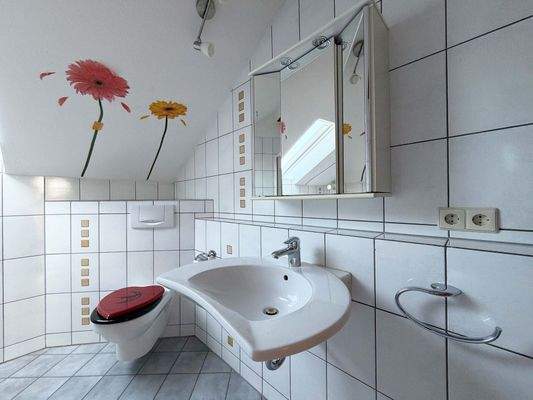 Badezimmer: Großzügiger Waschtisch für entspannte Morgenroutinen und zusätzliche Ablageflächen