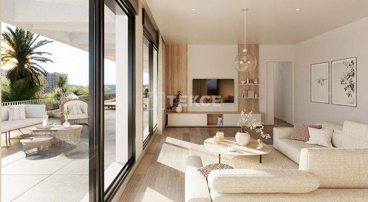 Bright Homes with a Pool in the University Area in Málaga