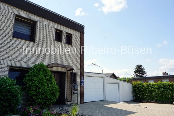 Hausfront, Garage und Schuppen