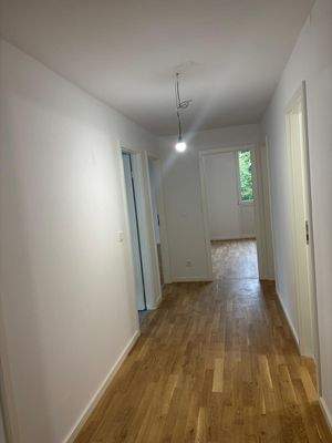Heller Flur mit Holzboden