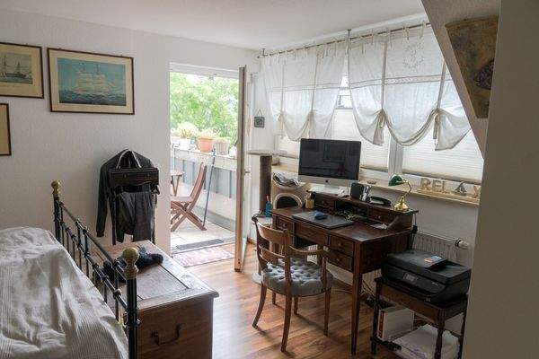 Schlafzimmer mit Zugang zum Balkon 