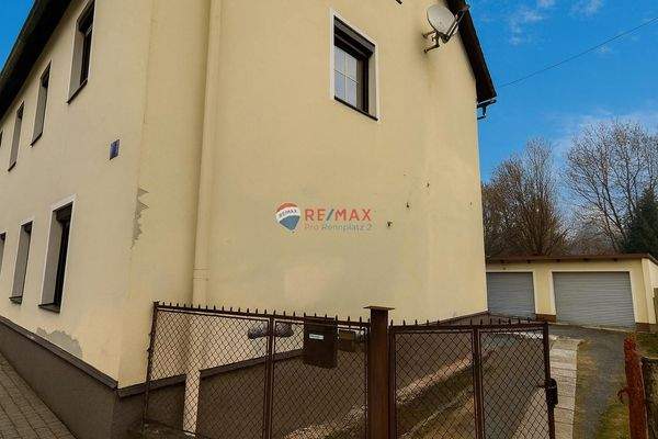 Einfahrt/ Straßenansicht