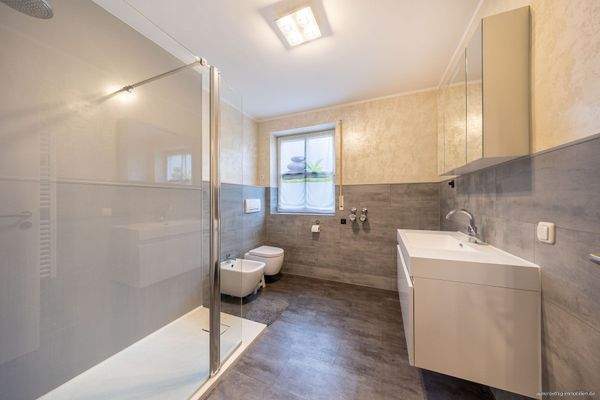 Erdgeschosseinheit: modernes Badezimmer