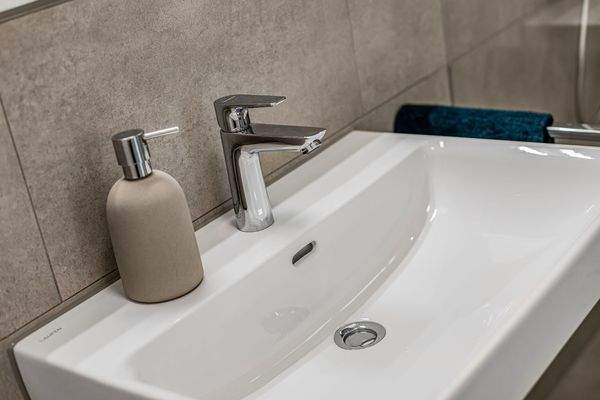 Laufen-Waschbecken / Design-Armaturen