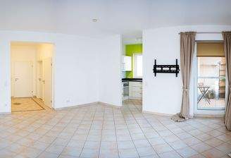 Wohnessbereich_Blick_in_die_Küche_Flur