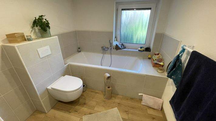 Bad mit Dusche und Badewanne