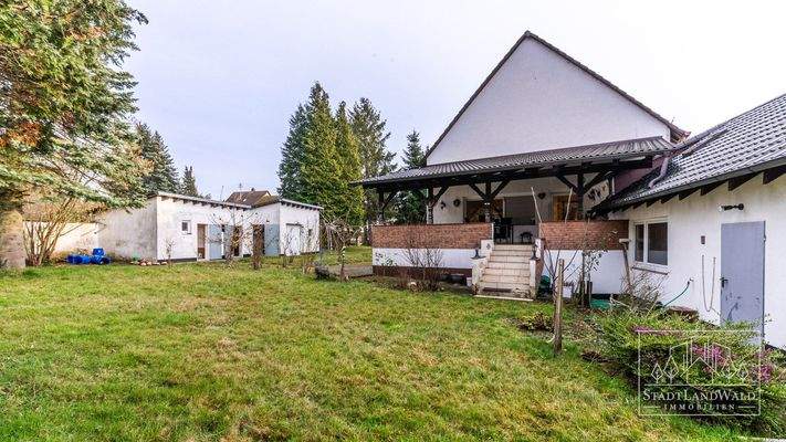 Garten mit Terrasse und Nebengebäude