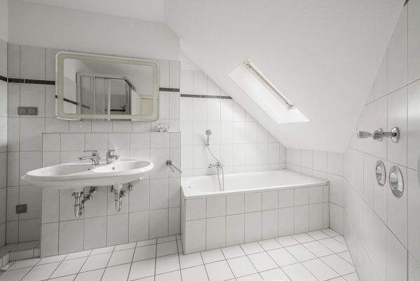 Bad mit Wanne..